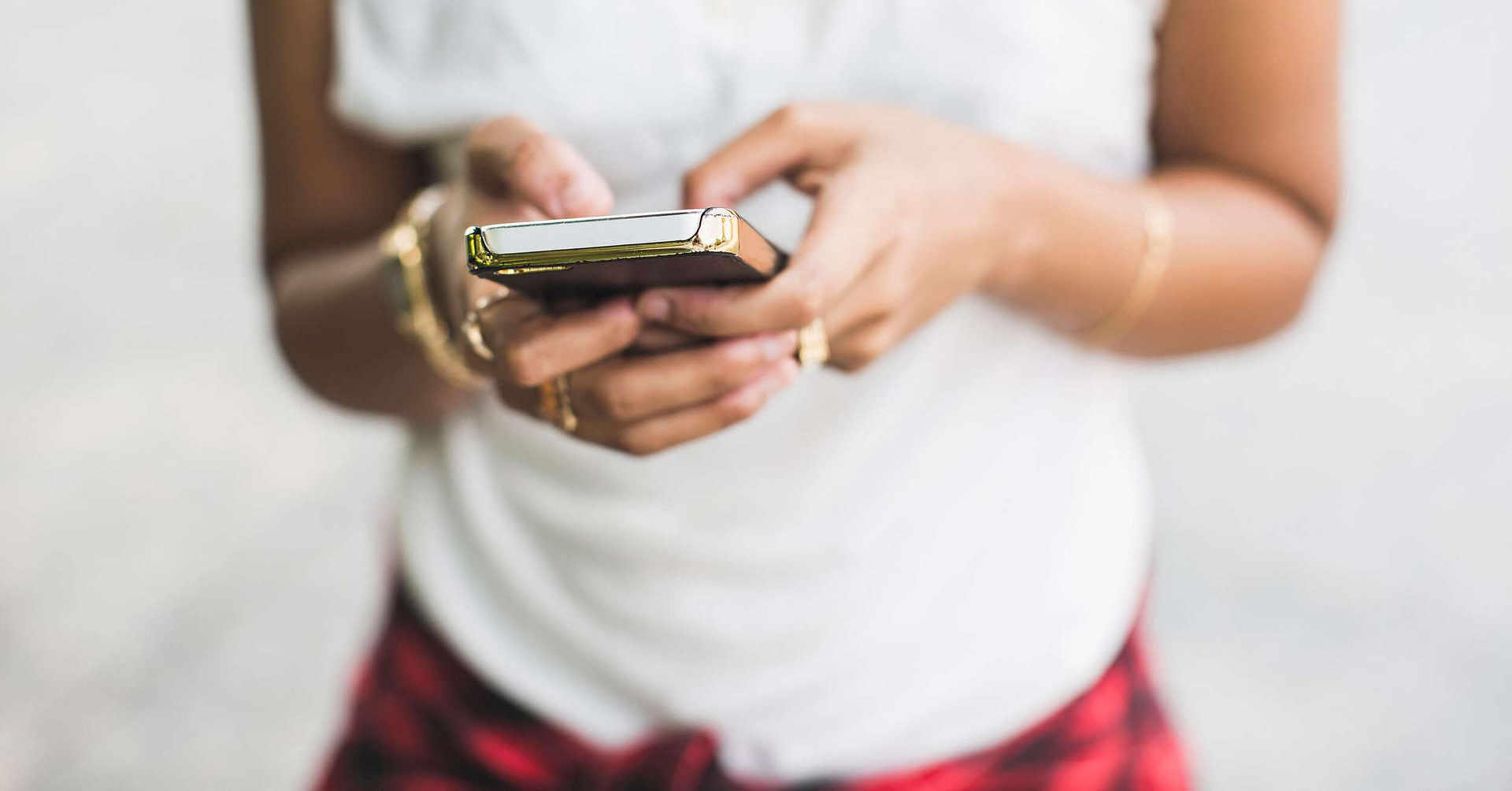 170713-woman-texting-se-1256p